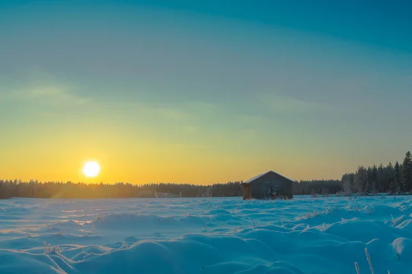 Зимний закат и сарай — стоковое фото