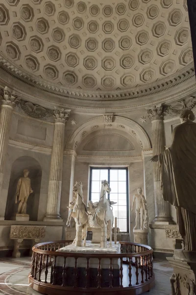 Vaticaanmuseum kamer met koepel en standbeelden - Rome — Stockfoto
