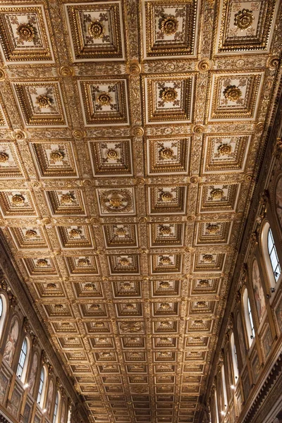 Techo con paneles dorados en la Basílica de Santa Maria Maggiore - Roma —  Fotos de Stock