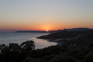 Günbatımı üzerinde deniz ve dağlar - Sicilya, İtalya