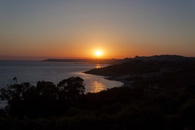 Günbatımı üzerinde deniz ve dağlar - Sicilya, İtalya