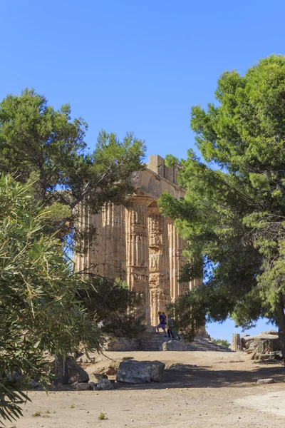 Glimt av grekiska tempel E på Selinus i Selinunte - Sicilien, Italien — Stockfoto