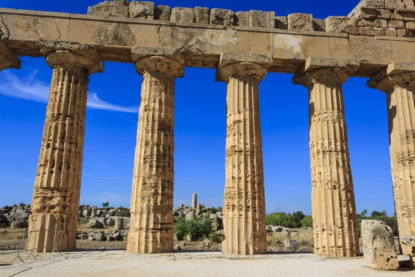 Dorisk kolonnad av grekiska tempel E på Selinus i Selinunte - Sicilien, Italien — Stockfoto