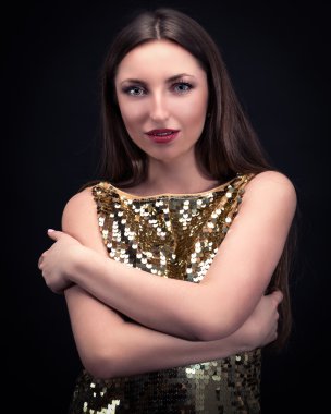 Siyah arka planda güzel bir genç kadının portresi.