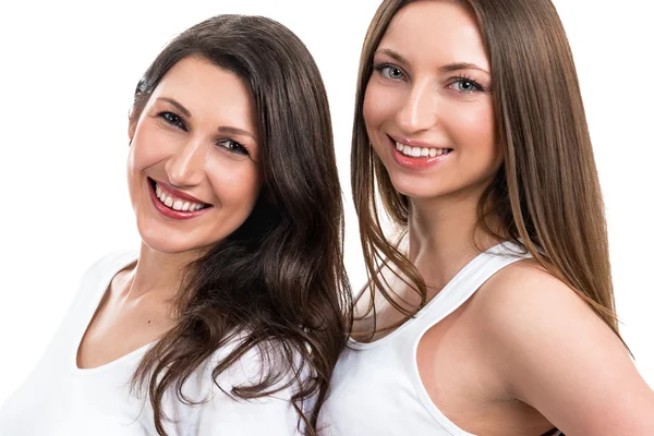 Retrato de duas mulheres bonitas em um fundo branco — Fotografia de Stock