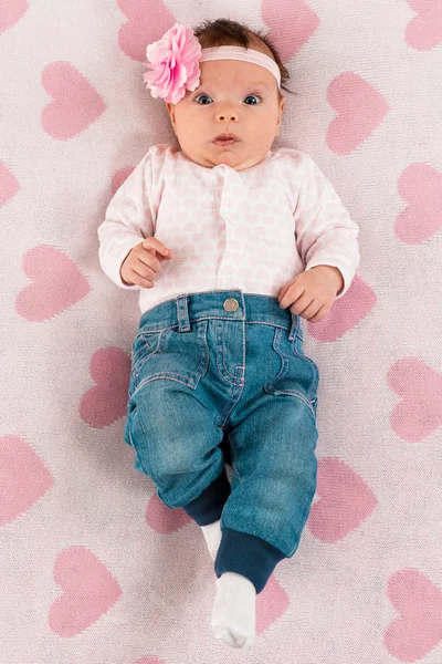 Porträtt av en vacker nyfödd flicka — Stockfoto