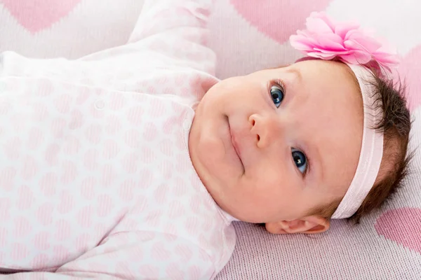 Retrato de una hermosa niña recién nacida —  Fotos de Stock