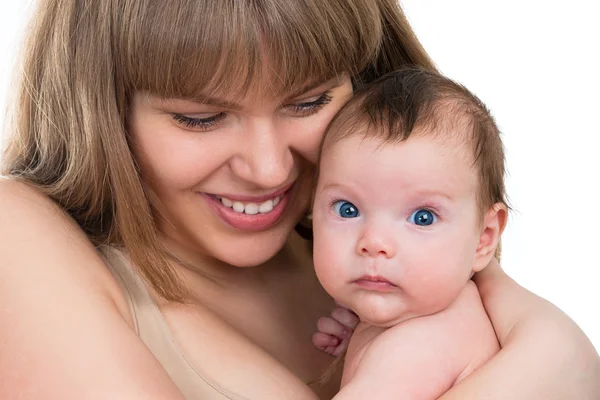 Portret pięknej uśmiechający się młoda matka z dzieckiem — Zdjęcie stockowe