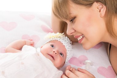 Bir bebek ile güzel gülümseyen genç anne portresi