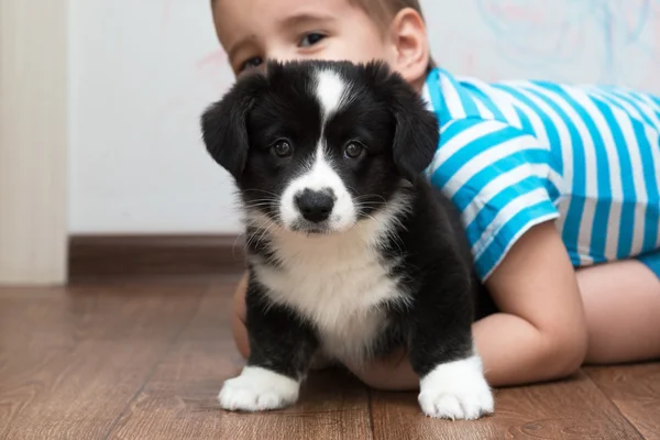 Porträt eines Jungen mit Hund — Stockfoto