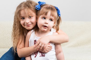 Çocuk. İki küçük kızın portresi