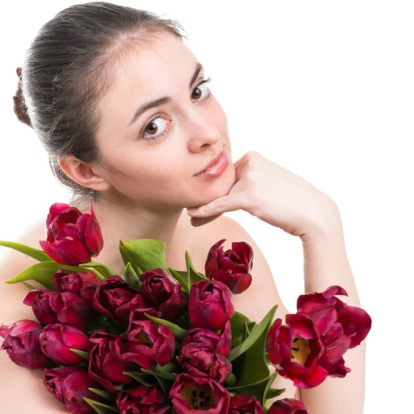 Портрет красивой молодой женщины с тюльпанами — стоковое фото