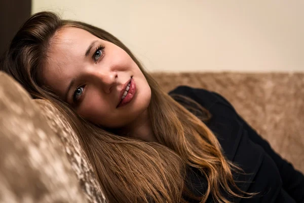 Retrato de una hermosa joven —  Fotos de Stock