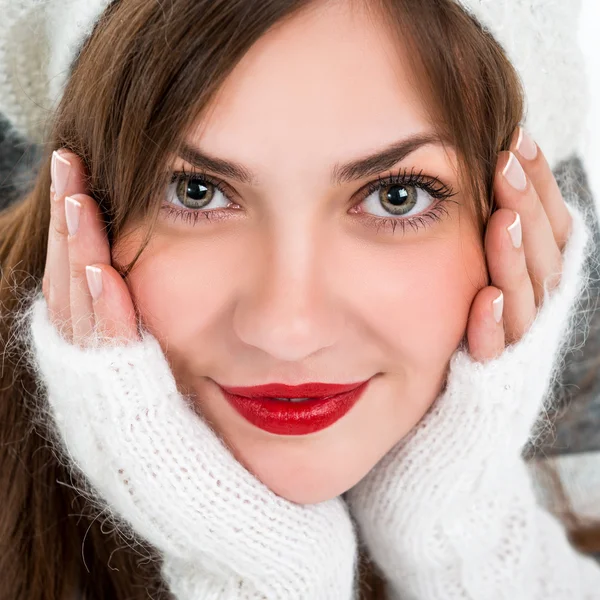 Portret van een mooie jonge vrouw. Gezicht close-up — Stockfoto