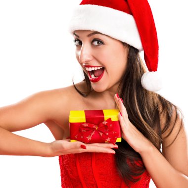 Ellerinde bir hediye ile Noel Baba olarak güzel bir neşeli kadın portresi giyinmiş