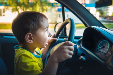 çocuğa tekerlekli araba