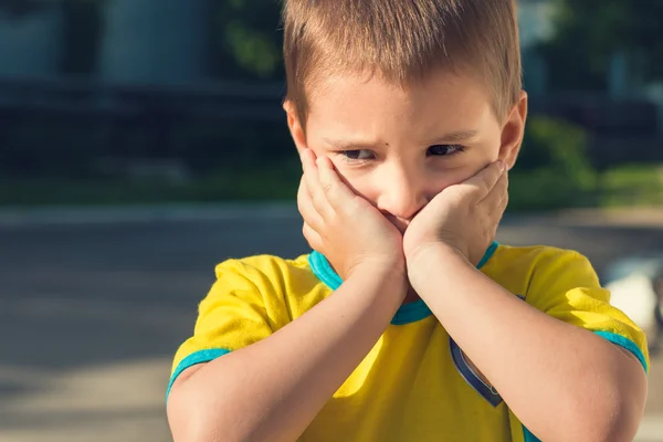 Porträt des kleinen Jungen aus nächster Nähe im Freien. Er ist verärgert. — Stockfoto