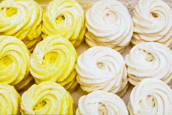 Фон смачних зефірів біло-жовтих кольорів — стокове фото