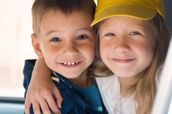 Portrait de deux enfants heureux. Garçon et fille — Photo