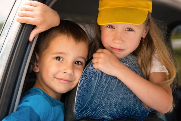 Portrett av to lykkelige barn. Gutt og jente – stockfoto