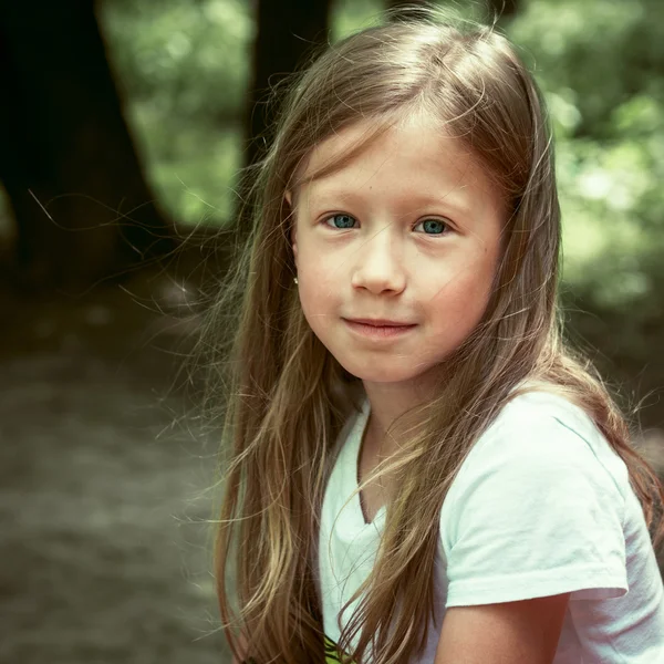 Πορτρέτο του όμορφο μικρό κορίτσι καλοκαίρι σε εξωτερικούς χώρους — Φωτογραφία Αρχείου