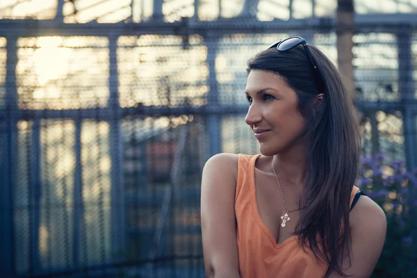 Portrait d'une belle femme souriante à l'extérieur — Photo