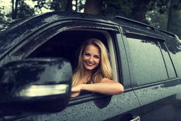 Portrait d'une belle jeune femme conduisant une voiture — Photo