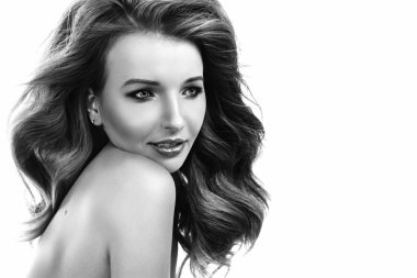 Muhteşem gür saçlı güzel bir genç kadın portresi. Siyah ve beyaz fotoğraf