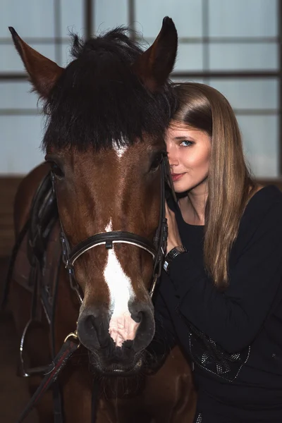 Portrait de belle femme souriante avec un cheval — Photo