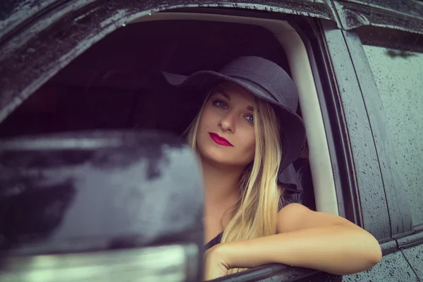 Retrato de una hermosa joven conduciendo un coche — Foto de Stock