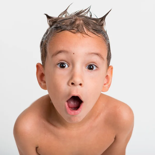 Portrait d'un enfant heureux avec une tête moussée — Photo