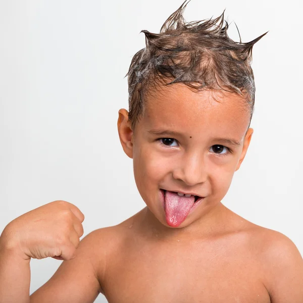 Retrato de un niño feliz con la cabeza enjabonada —  Fotos de Stock