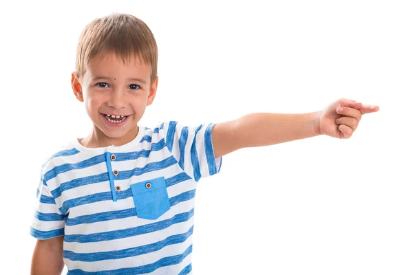 Retrato de uma criança feliz em um fundo branco. Garoto sorridente mostra seu dedo indicador para o lado — Fotografia de Stock