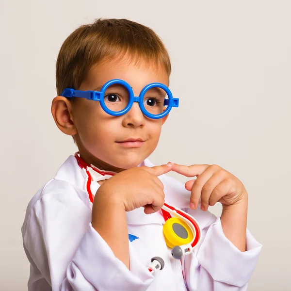 Retrato de un niño con gafas y un médico de traje — Foto de Stock