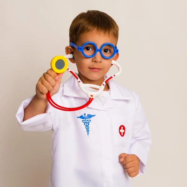 Portret dziecka z okulary i lekarz garnitur — Zdjęcie stockowe