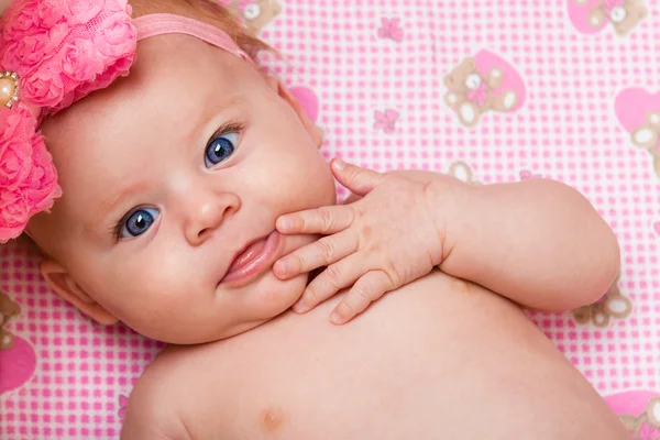 Criança recém-nascida. Retrato de um lindo bebê de perto — Fotografia de Stock