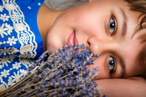 Retrato de uma bela menina adolescente sorridente com um buquê de flores de perto — Fotografia de Stock