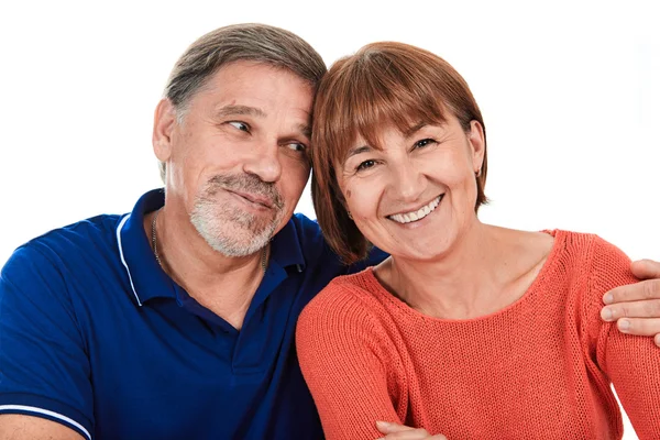 Uomo e donna. Ritratto di una bella coppia adulta felice su sfondo bianco — Foto Stock