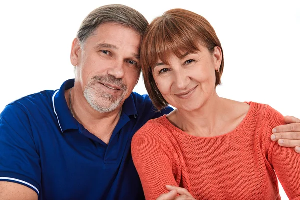 Hombre y mujer. Retrato de una hermosa pareja adulta feliz sobre un fondo blanco —  Fotos de Stock
