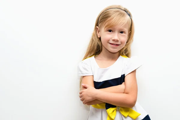 Porträt eines schönen kleinen Mädchens auf hellem Hintergrund — Stockfoto