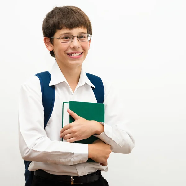 Retrato de um adolescente alegre com livro — Fotografia de Stock
