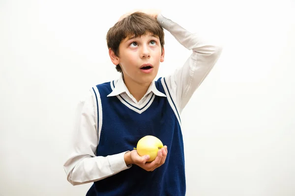 Junge, der auf den Kopf eines Apfels fiel — Stockfoto