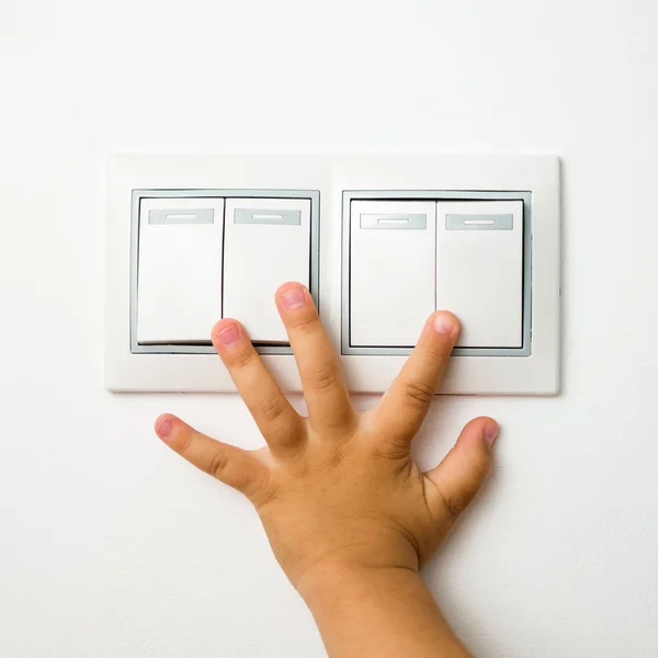 Child turns off the light — Stock Photo, Image