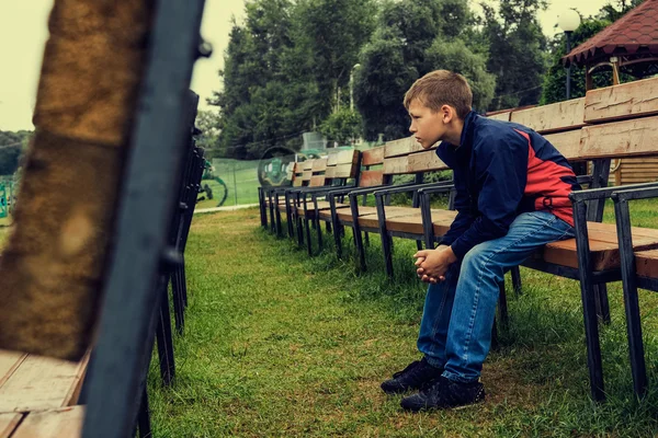 Portret van een peinzende tiener — Stockfoto