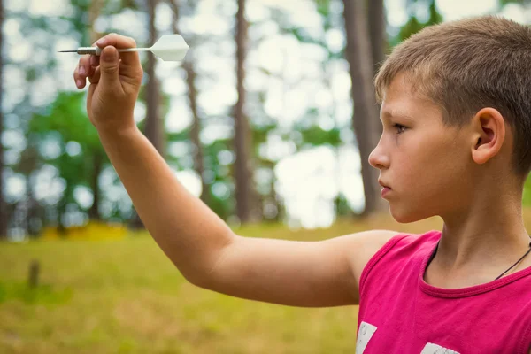 Retrato infantil al aire libre. Adolescente toma objetivo — Foto de Stock