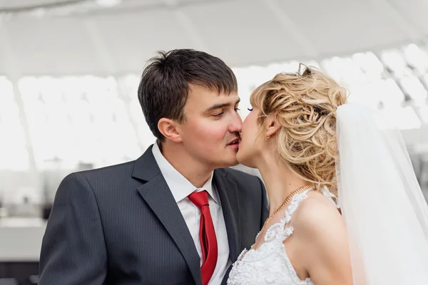 Homme et femme. Portrait de jeunes mariés — Photo