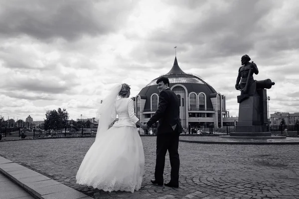 Portrait newlyweds outdoors — Stock Photo, Image