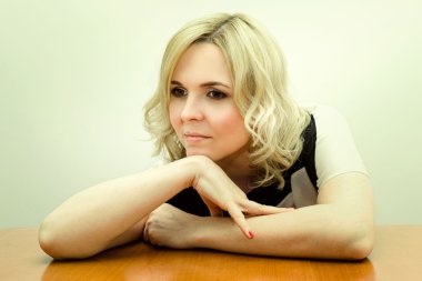 Güzel bir kadının portresi.