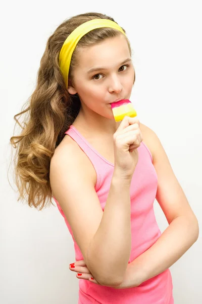 Schöne Teenager-Mädchen mit Eis am Stiel — Stockfoto