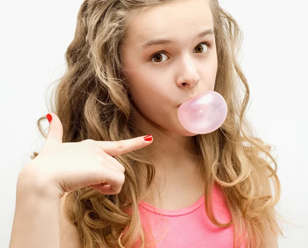 Ragazza con gomma da masticare — Foto Stock